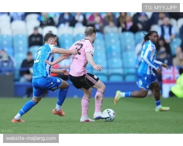 终场哨响，莱斯特城球员跪地掩面，十年英超奇迹终落幕